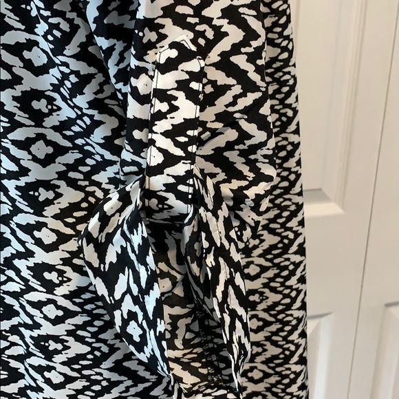 Notations black & white print v-neck blouse/tunic. - Picture 4 of 7